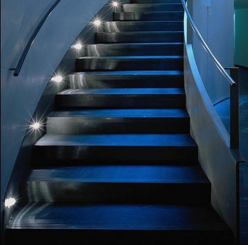 Подсветка лестницы светодиодной LED лентой | Просвет