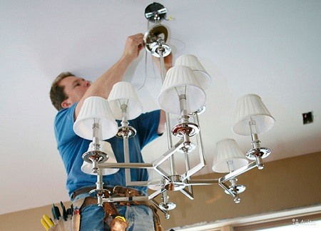 Как установить и подключить потолочный светильник?