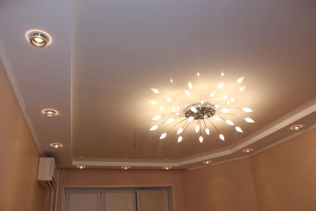Дизайн потолков натяжных с освещением в гостиной фото